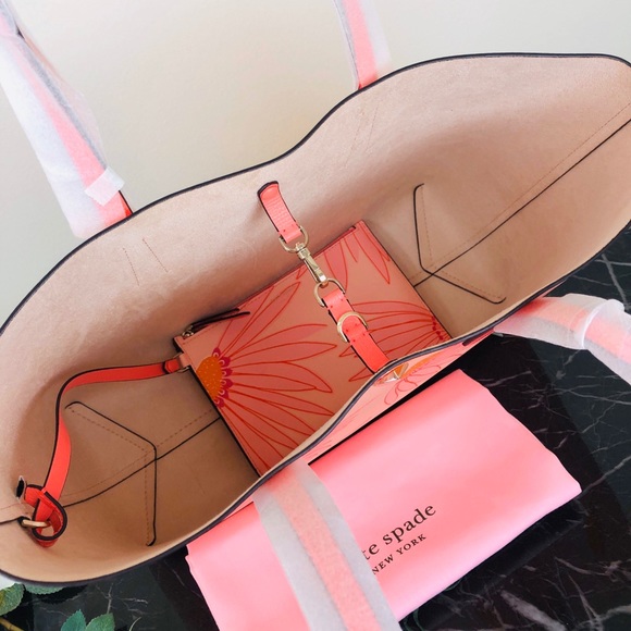 ❤️SOLD OUT❌Kate Spade Molly Flower Falling Tote❤️ - Picture 8 of 16